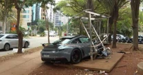 Homem perde controle de Porsche e bate em aparelhos de ginástica no Itaim Bibi