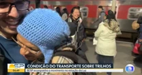 Repórter da Globo é surpreendido com abraço e beijo de fã ao vivo em telejornal