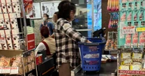 Com look informal, rainha do sertanejo é flagrada sozinha fazendo supermercado em SP