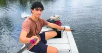 Qual sua desculpa? Jovem pega barco todo dia para chegar até à academia em Alter do Chão, no Pará