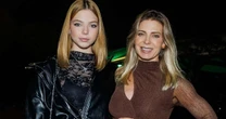 De look transparente e com recortes ousados, Sheila Mello, eterna loira do É o Tchan, é alvo de comentário polêmico da filha em show: 'Ninguém te conhece'