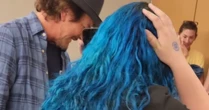 Eddie Vedder presenteia adolescente com violão de sua coleção e emociona mãe: "curou uma cicatriz"