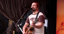 Noah Kahan recebe uma ligação falsa do Congresso ordenando que fãs usem fraldas em shows