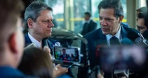 Críticas de Tarcísio a Lula incomodam Haddad, que ironiza encontros reservados com o presidente