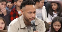Neymar no 'Altas Horas': com Bruna Biancardi na plateia, jogador toma atitude polêmica com Ana Castela e causa na web. 'Evitando olhar'