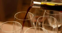 25% dos drinks consumidos no mundo são feitos com bebida de garrafa adulterada, aponta estudo