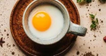 Não frite mais ovos na frigideira: truque transforma o café da manhã e conquista o Brasil