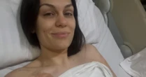 Cantora se arrepende de não ter se 'despedido dos seios' antes de cirurgia para tratar câncer