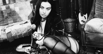 O que Martin Scorsese está fazendo na capa do novo álbum da Charli xcx?