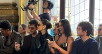 Sasha reúne famosos no desfile de sua marca no Teatro Municipal de SP e faz Xuxa chorar