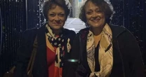 Gêmeas de 'O Iluminado' postam foto juntas aos 56 anos; veja como elas estão