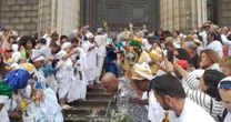 Lavagem da Madeleine celebra o Ano do Brasil na França embalada pelo Olodum e por multidão em Paris