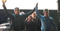 O lindo gesto dos Gallagher ao entrar no palco para show do Oasis