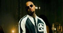 Chris Brown simula ato sexual no palco com fã durante show. Veja