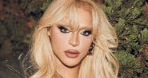 Pabllo Vittar posa desmontada e exibe barriga chapada em foto de toalha