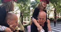 Bruce Willis aparece feliz e sorrindo em nova foto com filha caçula