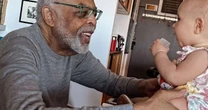 Gilberto Gil surge em rara aparição com a bisneta, Aurora: 'Tirando um sorriso do biso'