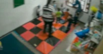 Professora é indiciada por maus-tratos após deslocar braço de bebe de 1 ano em creche no RS