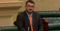 A Austrália não esperava por isso: quem é o deputado de extrema-direita que viralizou ao deixar parlamento em silêncio por se revelar 'abertamente gay' e admitir namoro com imigrante muçulmano