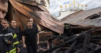 Rússia lança dezenas de drones contra Ucrânia e atinge catedral histórica em Kiev