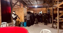 Denúncia de algazarra e aglomeração em galpão rural leva polícia a flagrar 49 pessoas em rinha de galo no RS