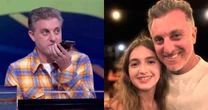 Luciano Huck interrompe o Domingão para atender ligação da filha: 'É uma coisa urgente?'