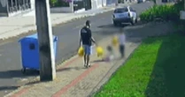 Pai é flagrado chutando filha de 3 anos em rua no Paraná; vídeo causa revolta