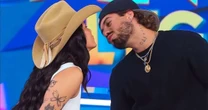 Teve beijo! Zé Felipe e Ana Castela dão beijão na TV e detalhe inusitado em momento romântico rouba a cena: 'Pra quem critica'