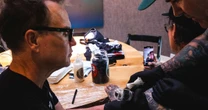Mark Hoppus (blink-182) faz tatuagem em lenda do Hardcore e ganha elogios