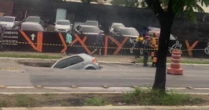 Carro é engolido por buraco em avenida movimentada da Zona Leste de SP