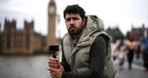 Brasileiro ganha fama nas redes sociais ao alertar turistas contra batedores de carteira em Londres