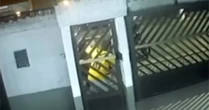 Motoboy agride cliente com golpe de capacete durante discussão no litoral de SP; veja