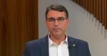 Flávio Bolsonaro diz que tarifaço de Trump tem 'viés político' e critica Lula: 'Pombo que estufa o peito"