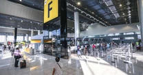 Idosa francesa abandonada em Guarulhos retornou à França, afirma Consulado