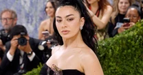 Charli XCX nega que novo álbum seja de rock e explica verso que provocou resposta de Madonna