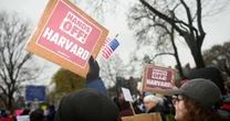 Trump congela fundos federais de Harvard em resposta à negativa da Universidade de atender suas exigências