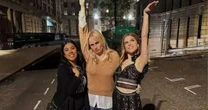 Anna Kendrick encontra ex-colegas de A Escolha Perfeita durante passagem por Londres