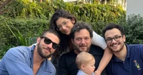 Eles cresceram! Chay Suede exibe cliques raros dos filhos em aniversário do pai