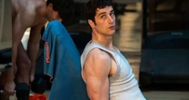 "Personal trainer e dieta rigorosa": Foi assim que esta estrela de Olympo se preparou para a série picante da Netflix