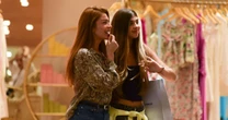 De cropped e calça wide leg, Sofia, filha de Grazi Massafera, elege look comfy para ir às compras com a atriz e rouba a cena com altura aos 14 anos. Fotos!