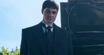 Wandinha trocou o ator de um dos membros da Família Addams na 2ª temporada e você nem percebeu