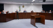 Início do julgamento tem indiretas de Moraes, boicote bolsonarista e Gonet pedindo punição