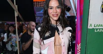 Futura rainha de bateria? Bruna Marquezine mostra samba no pé em evento e recebe elogios na web: 'Linda e sabe sambar'