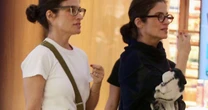 Quem é quem? Renata Vasconcellos ganha companhia da irmã gêmea, Lanza Mazza, em passeio por shopping do Rio. Fotos!