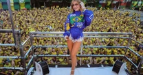 Claudia Leitte faz aquecimento para a Copa e Carnaval fora de época na Micareta São Paulo; veja fotos e vídeos