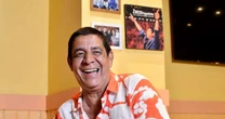 Vídeo: Zeca Pagodinho encontra Mimosa, sua gatinha perdida, e agradece 'preces' e dicas; veja