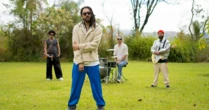 Julies lança o inédito clipe de 'Quando o Amor Chamar' mergulhado no pop reggae