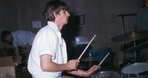 O que pensa Ringo Starr sobre ter sido tirado do 1º single dos Beatles