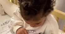 Mavie encanta ao fazer carinho na irmã caçula, Mel