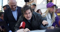 Escândalo de corrupção, queda de popularidade e ataque a pedradas nas ruas: as difíceis semanas de Javier Milei na Argentina